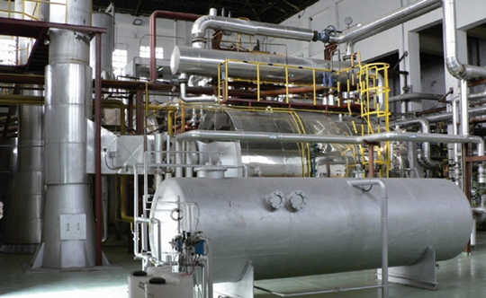 Vista parcial de un cogenerador en una planta industrial. - 