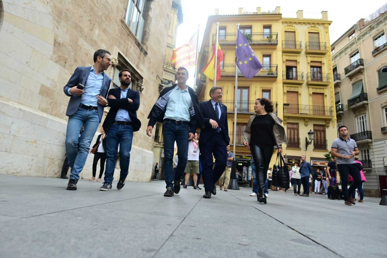 Pedro Sánchez con el equipo del presidente PUIG. Foto: KIKE TABERNER - 