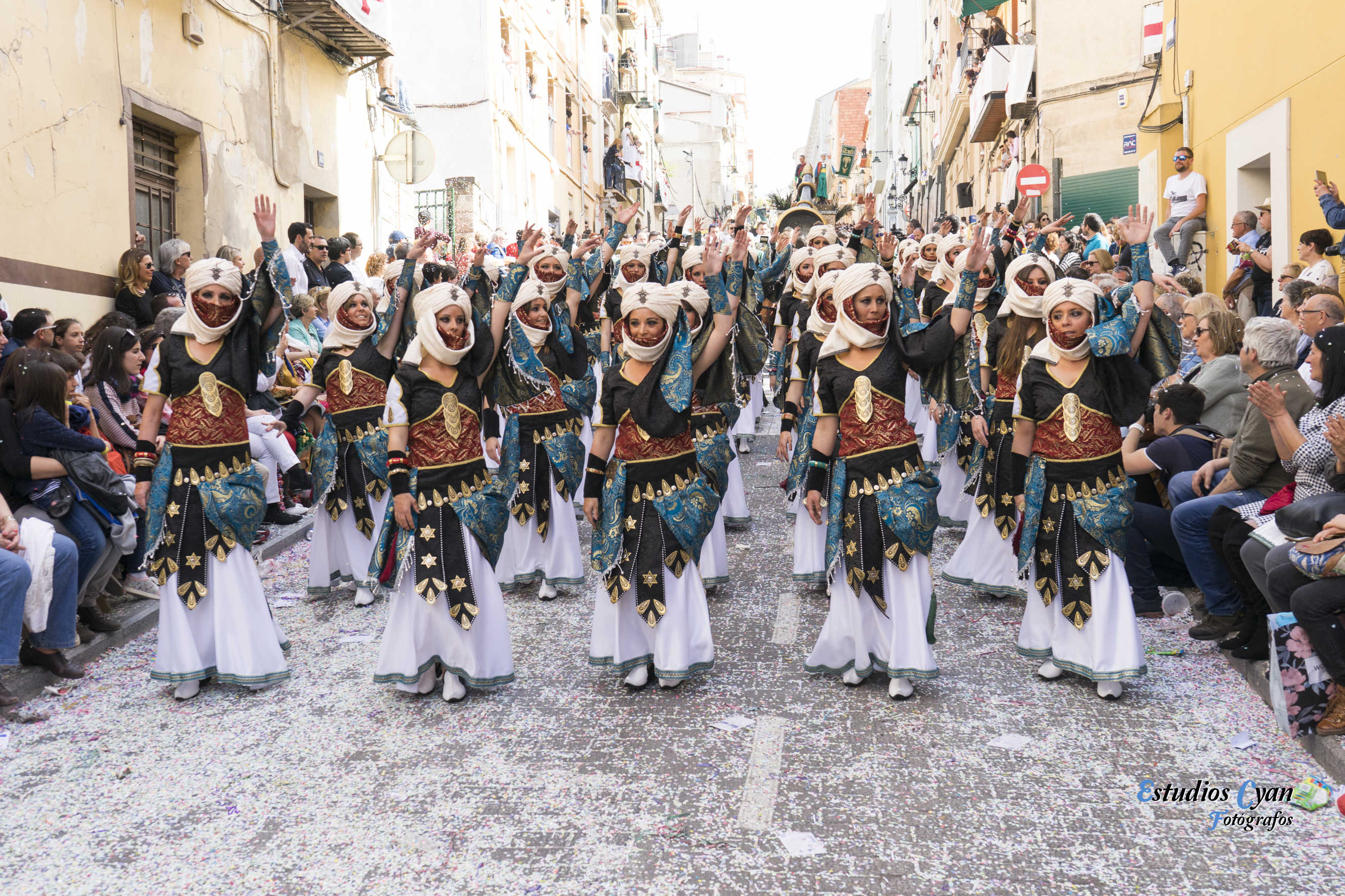 Moros i Cristians: la fantasia col·lectiva més gran que es puga traure al carrer
