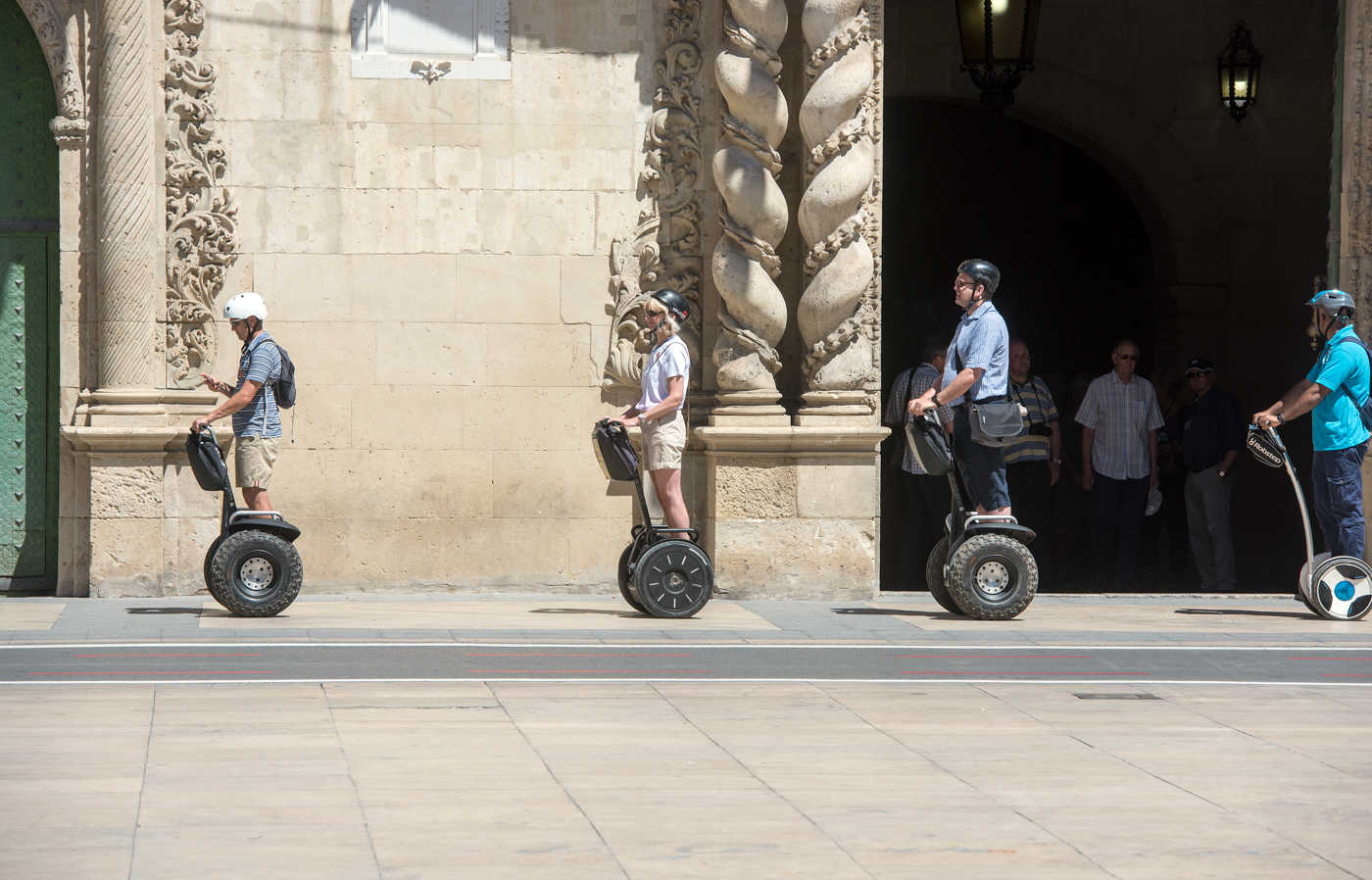 Un grupo de turistas con 'segways' por el centro de Alicante. Foto: RAFA MOLINA - 