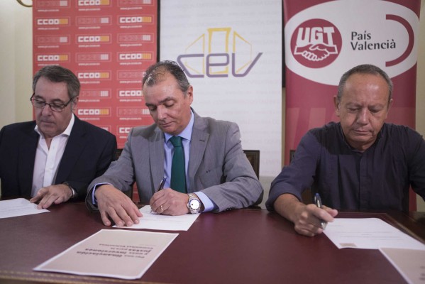 La CEV, CCOO-PV y UGT-PV firman el manifiesto por una financiación 
