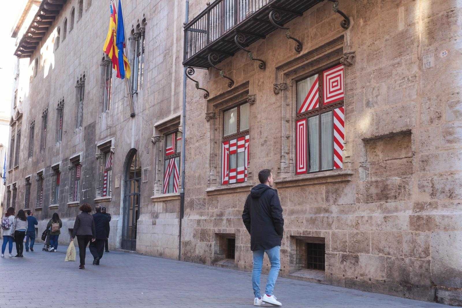 El colectivo Tape Art València interviene el Palau de la Generalitat

