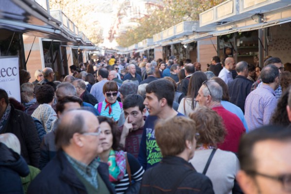 Más de 28.000 personas visitan la Feria de Navidad de Xixona 
en su primera jornada

