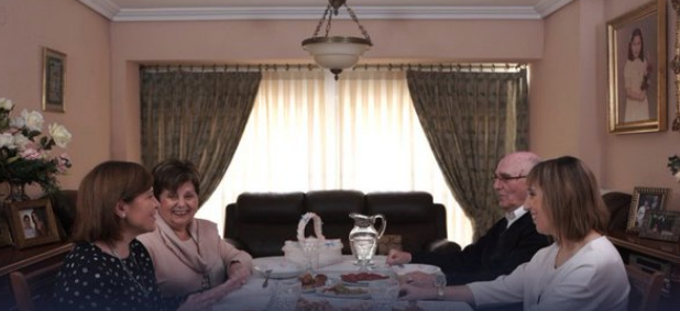 Isabel Bonig celebra la Constitución con un militante histórico del PSOE, su padre