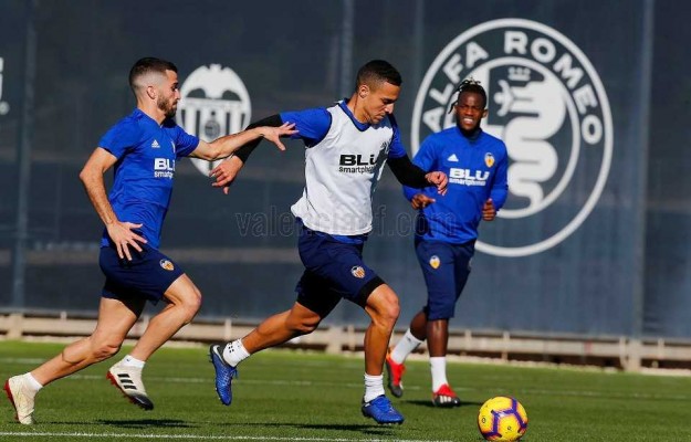 Marcelino recupera a Guedes y Rodrigo para la 'final' ante el Sevilla y Gameiro no llega