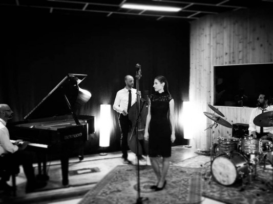 En 'Un mar en medio' conviven el swing, los ritmos latinos y el hard bop