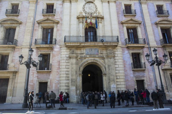 Los constructores acusan al Consell de adjudicar 