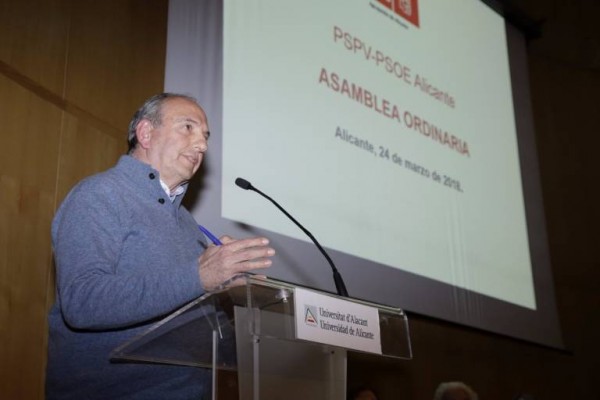 El PSOE insta al Puerto a convocar a su consejo para aclarar la situación de los depósitos de combustible
