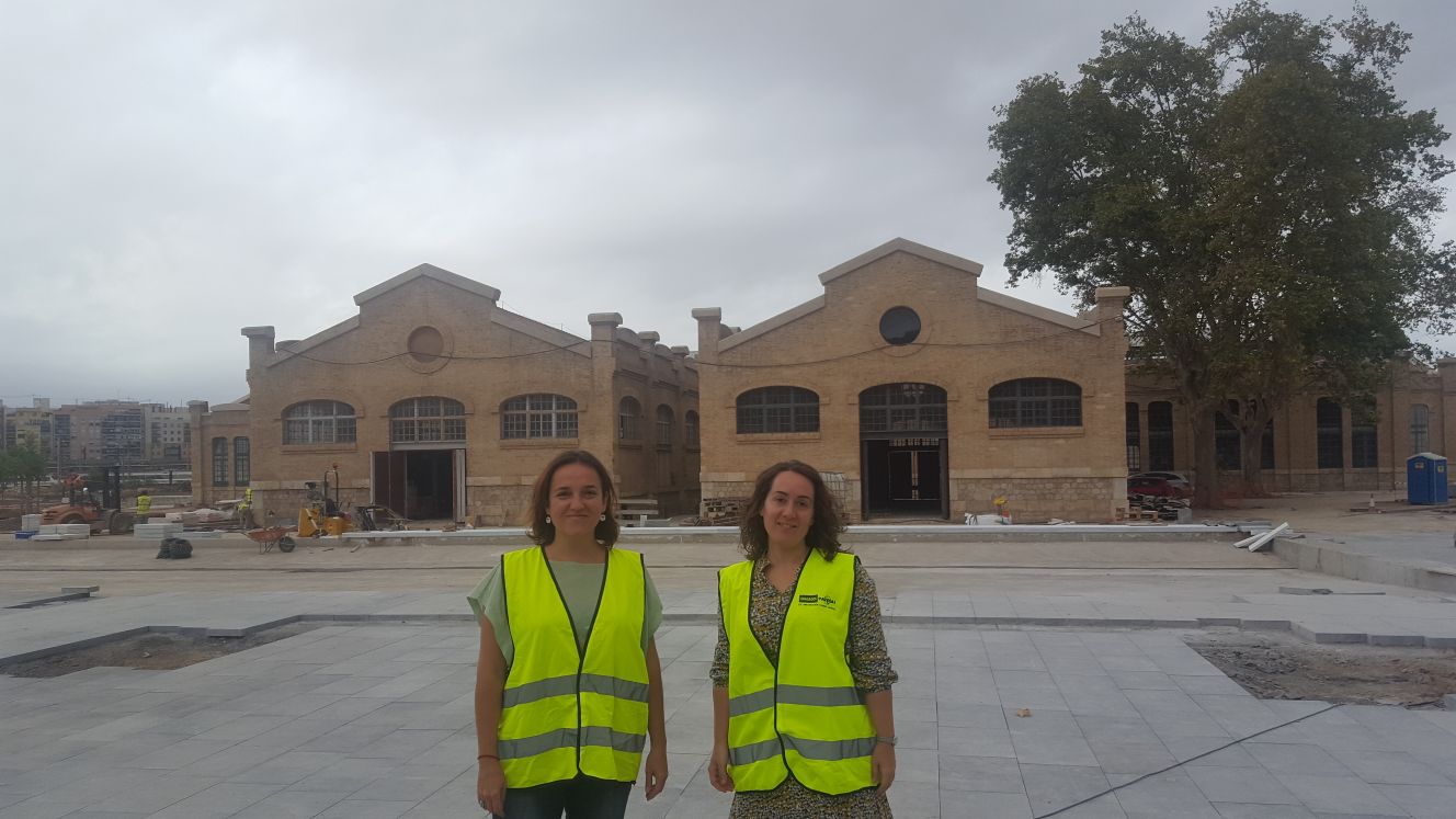 Isabel Lozano y Glòria Tello, delante de las dos naves. - 