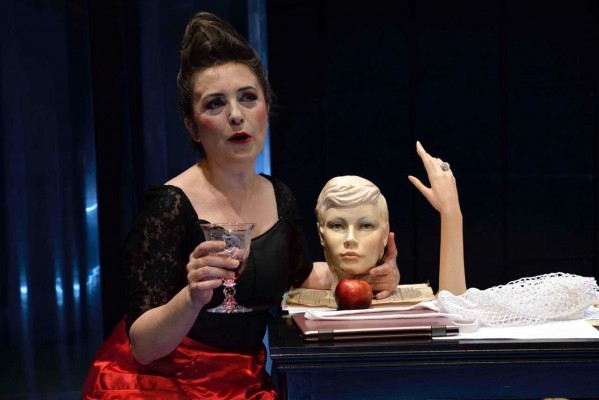 Tranvía Teatro estrena un monólogo irónico con lectura de género sobre los usos y costumbres sociales