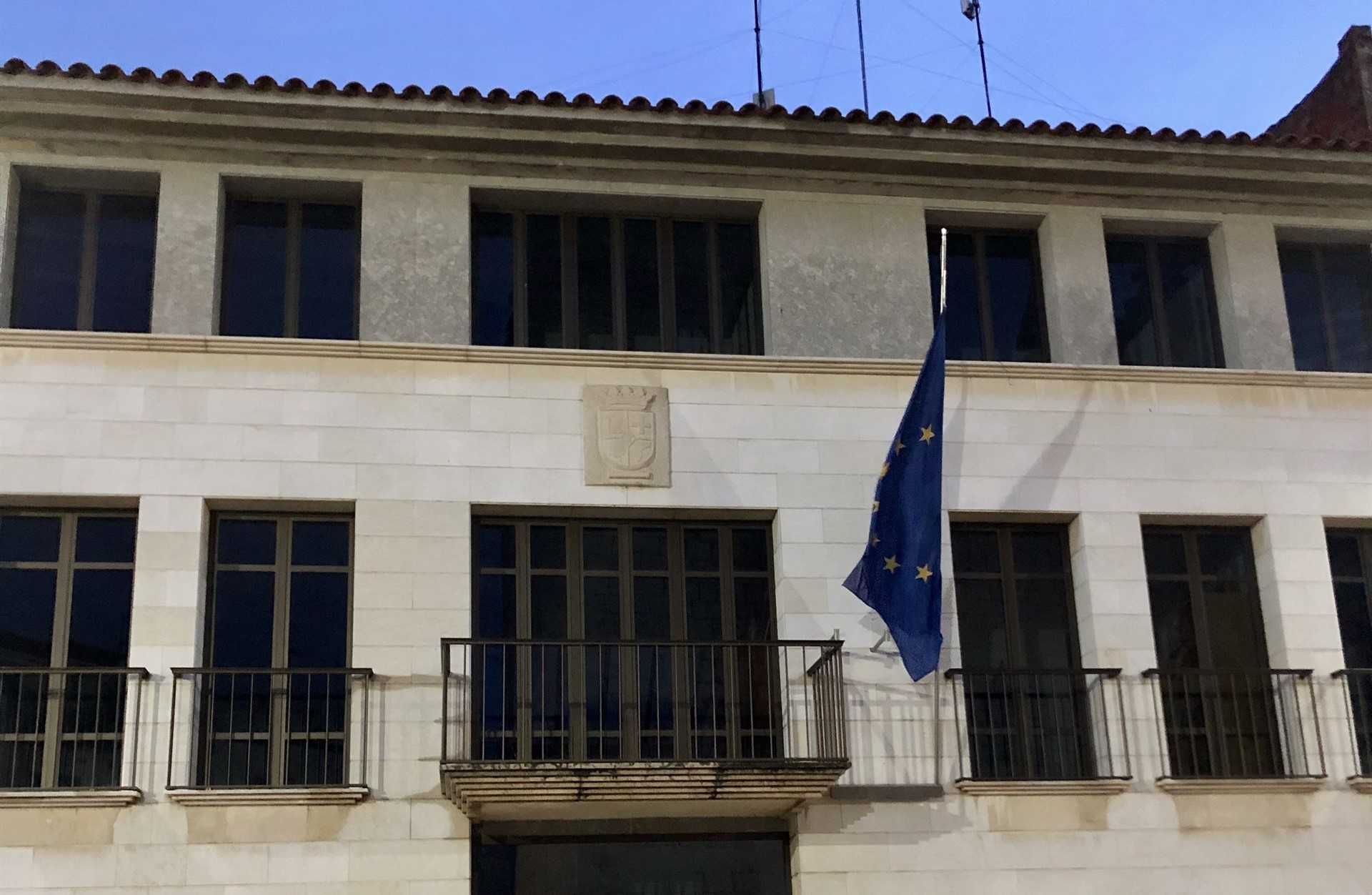 El PP denuncia la retirada de la bandera española y la senyera de la fachada consistorial en La Jana