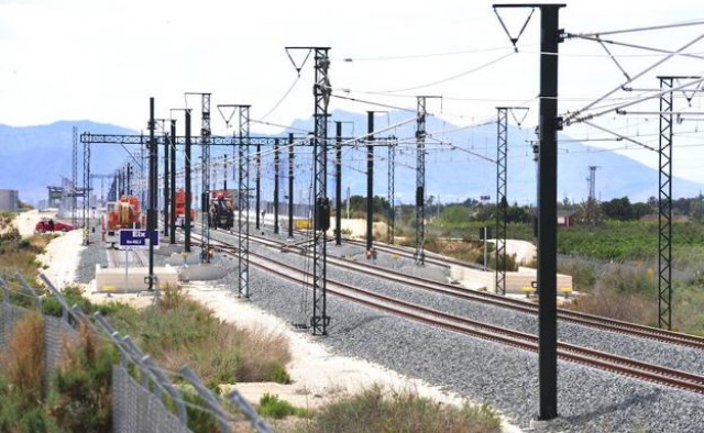 Adif electrificará este mes 60 kilómetros de catenaria de Elche al Reguerón