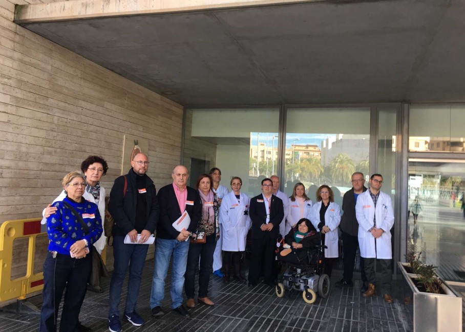 Responsables del sindicato CCOO hacen visible su protesta en el acceso al Hospital Provincial de Castellón. - 