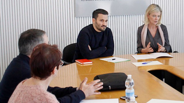 Cuatro colegios ponen a los profesores a vigilar puertas y a coger el teléfono al no tener bedel