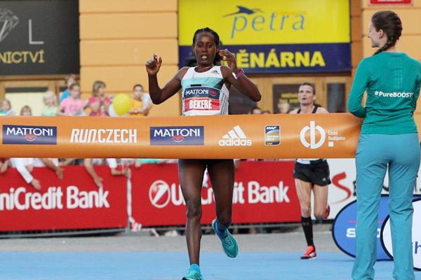 Ashete Dido se lleva el récord en la prueba femenina con 2:21:14