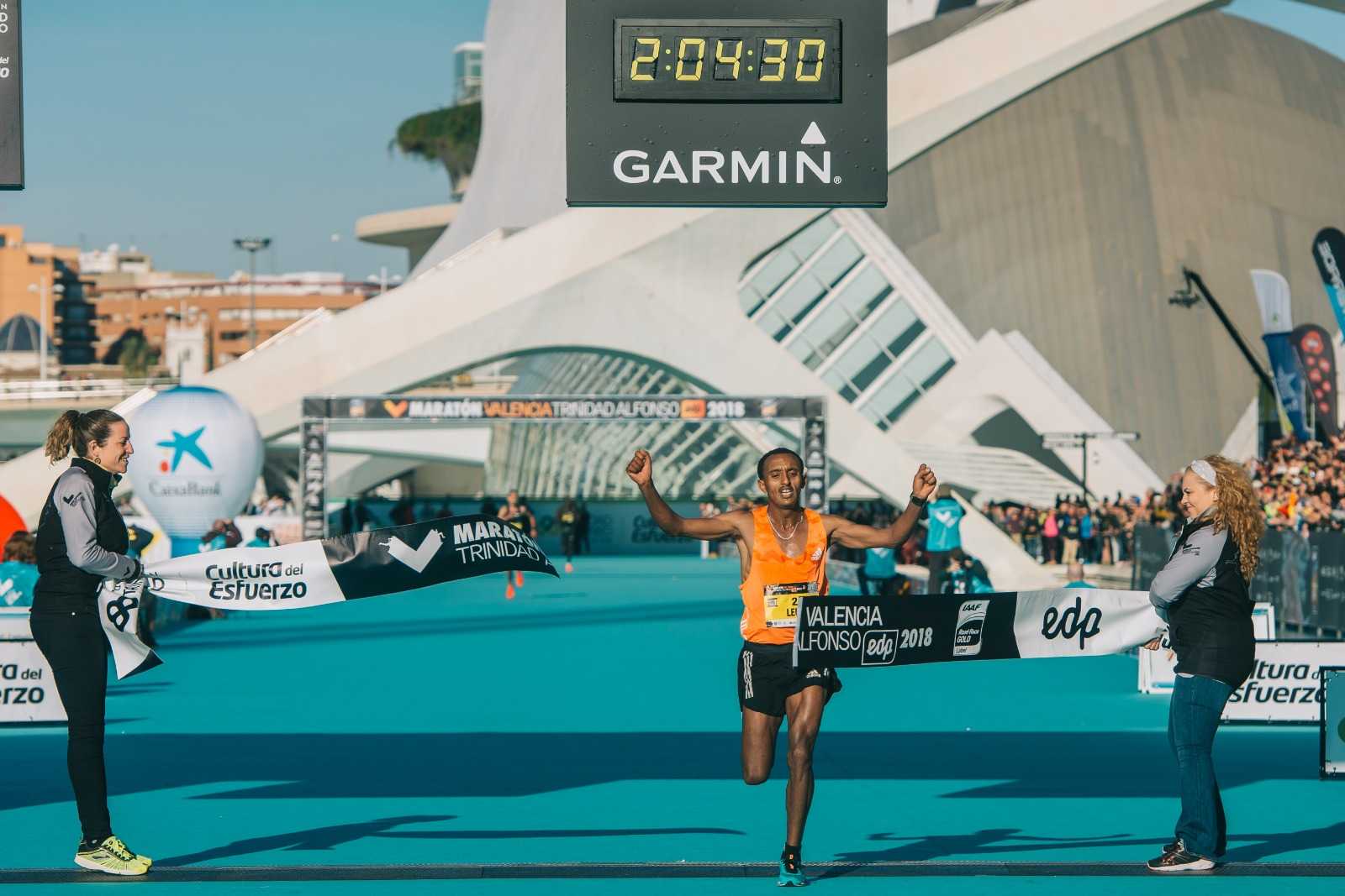 Leul Gebreselassie pulveriza el récord con un tiempo de 2:04:31