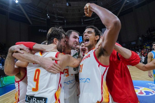 España sella su billete para el Mundial ante Ucrania con sufrimiento