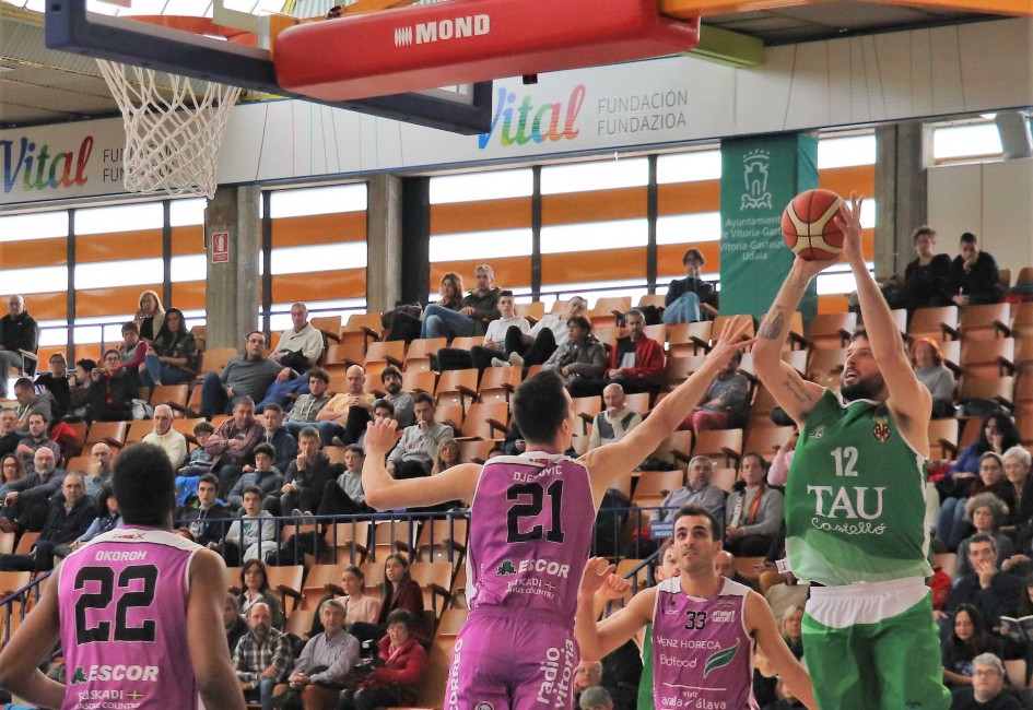 El pivot del Tau Castelló Edu Gatell lanza a canasta, en el choque ante el Araberri. - 