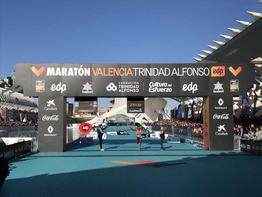 Leul Gebreselassie pulveriza el récord con un tiempo de 2:04:30