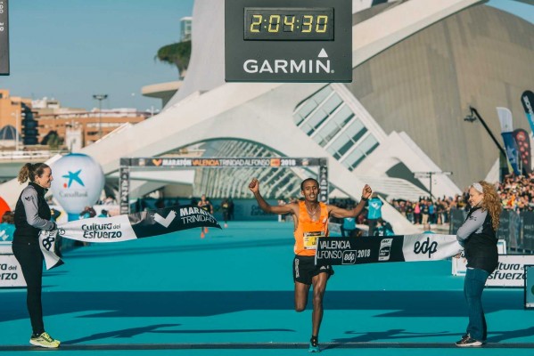 Leul Gebreselassie pulveriza el récord con un tiempo de 2:04:31