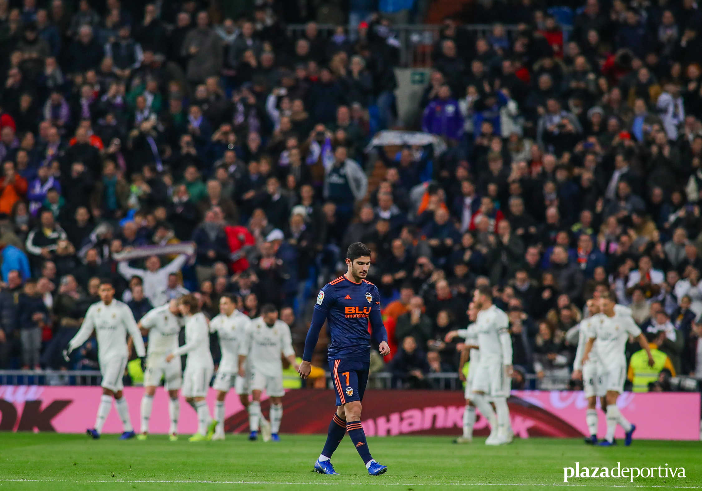 El Valencia despierta tarde y pierde en el Bernabéu