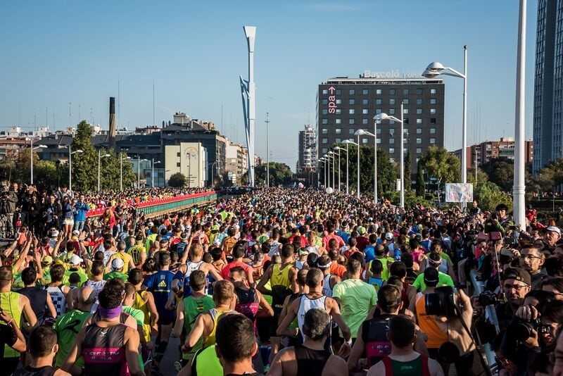 Los podólogos desmontan falsos mitos del running como no limpiar zapatillas o descuidar el anudado