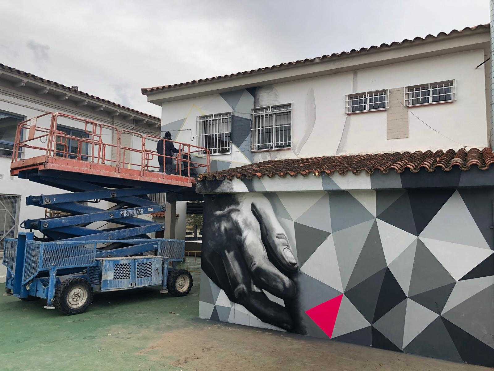 El artista urbano Maseda deja su huella en Vall d'Alba con un mural