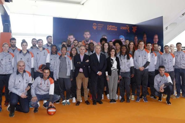 Los dos equipos profesionales visitaron el stand del Valencia Basket en la Feria del Corredor