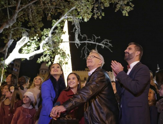 La Navidad en València se enciende en la Plaza del Ayuntamiento y se expande por más barrios