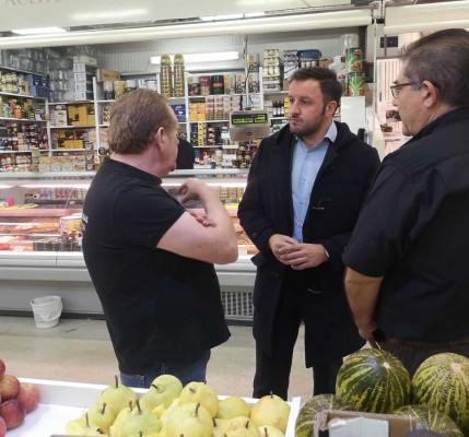 Pablo Ruz se reúne con los placeros del mercado provisional de Elche para defender el proyecto vigente