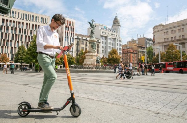 Tráfico quiere prohibir que los patinetes eléctricos vayan por la acera y a más de 25 km/h
