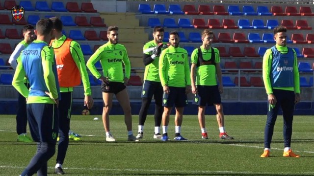 Postigo sigue al margen en la vuelta al trabajo