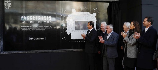 El Valencia rodea su estadio de fotografías para conmemorar su centenario