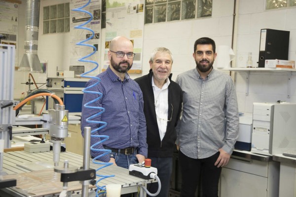 El laboratorio de adhesivos de la UA crea una tirita inteligente que se quita sin tirones

