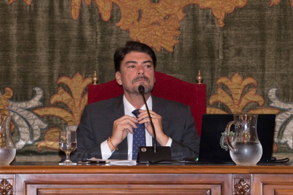 PSOE, Guanyar y Compromís obligan a Barcala a investigar los contratos con su exasesor