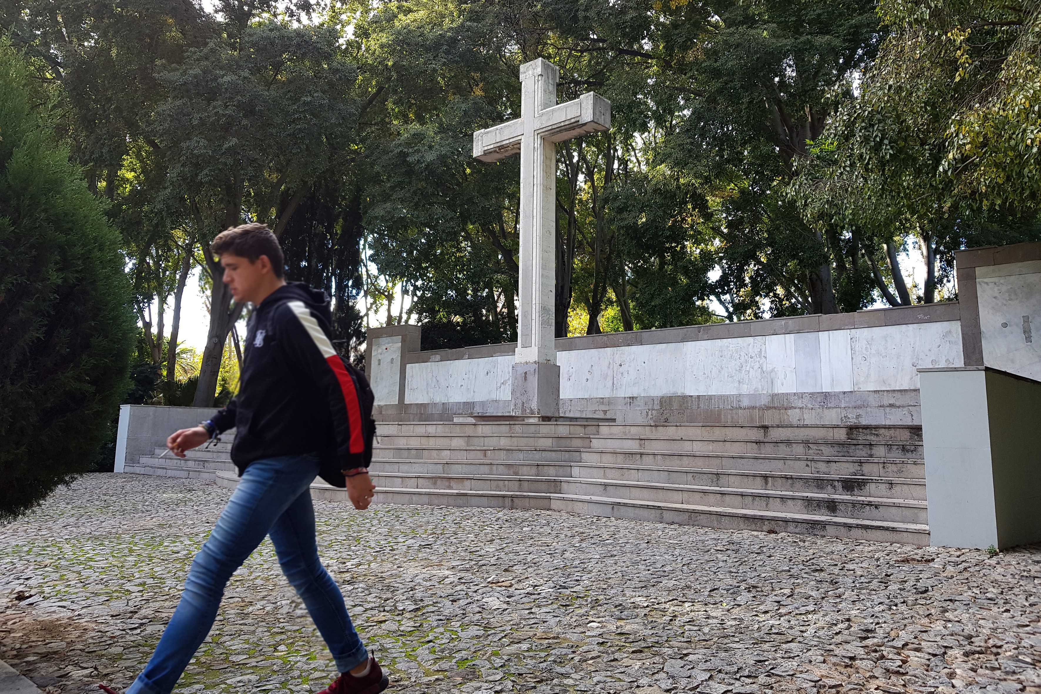 La Cruz de los Caídos en el parque Ribalta. (Foto: ANTONIO PRADAS) - 