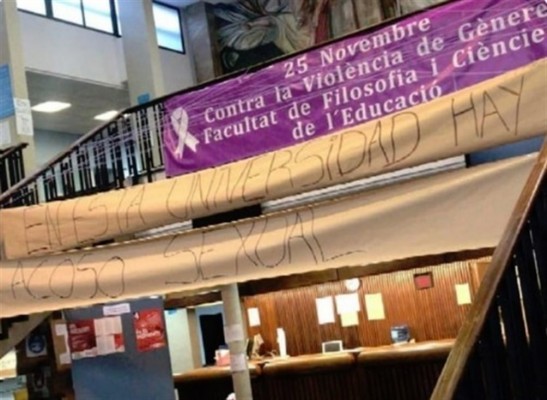 Alumnas de la Universitat protestan y se encierran para denunciar 