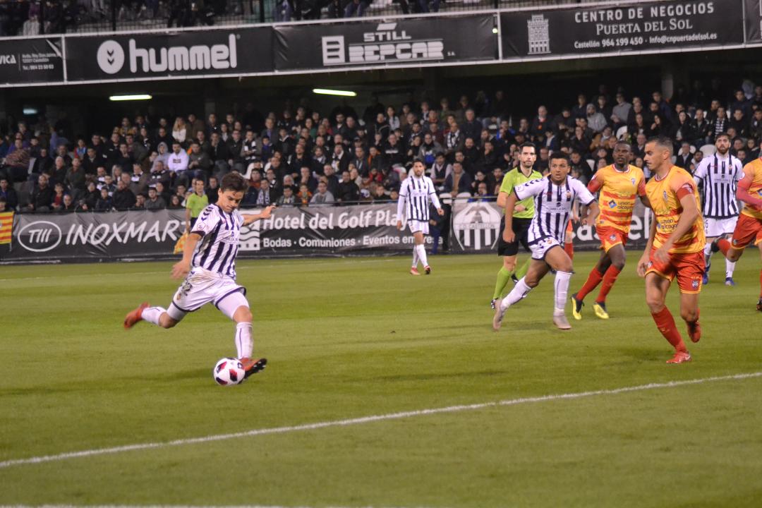 Joseba Muguruza dispara desde fuera del área para convertir un gran gol ante el Alcoyano. - 