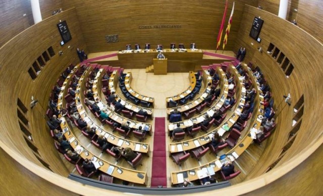 Les Corts firman una declaración institucional que pide al Gobierno la presentación de los PGE