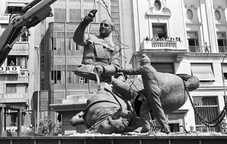 Un momento del desmontaje de la escultura de Franco en la Plaza del Ayuntamiento. Foto: EFE - 