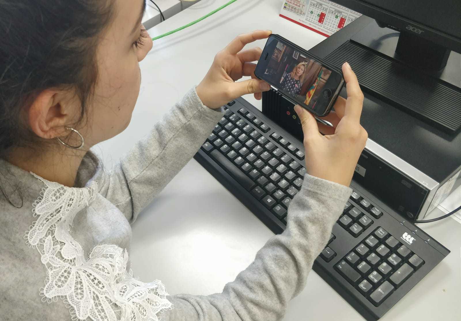 La alcaldesa de Castellón anima a jóvenes a comunicarse con la policía por WhatsApp