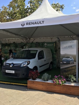 Los eléctricos de Renault en plaza del Ayuntamiento