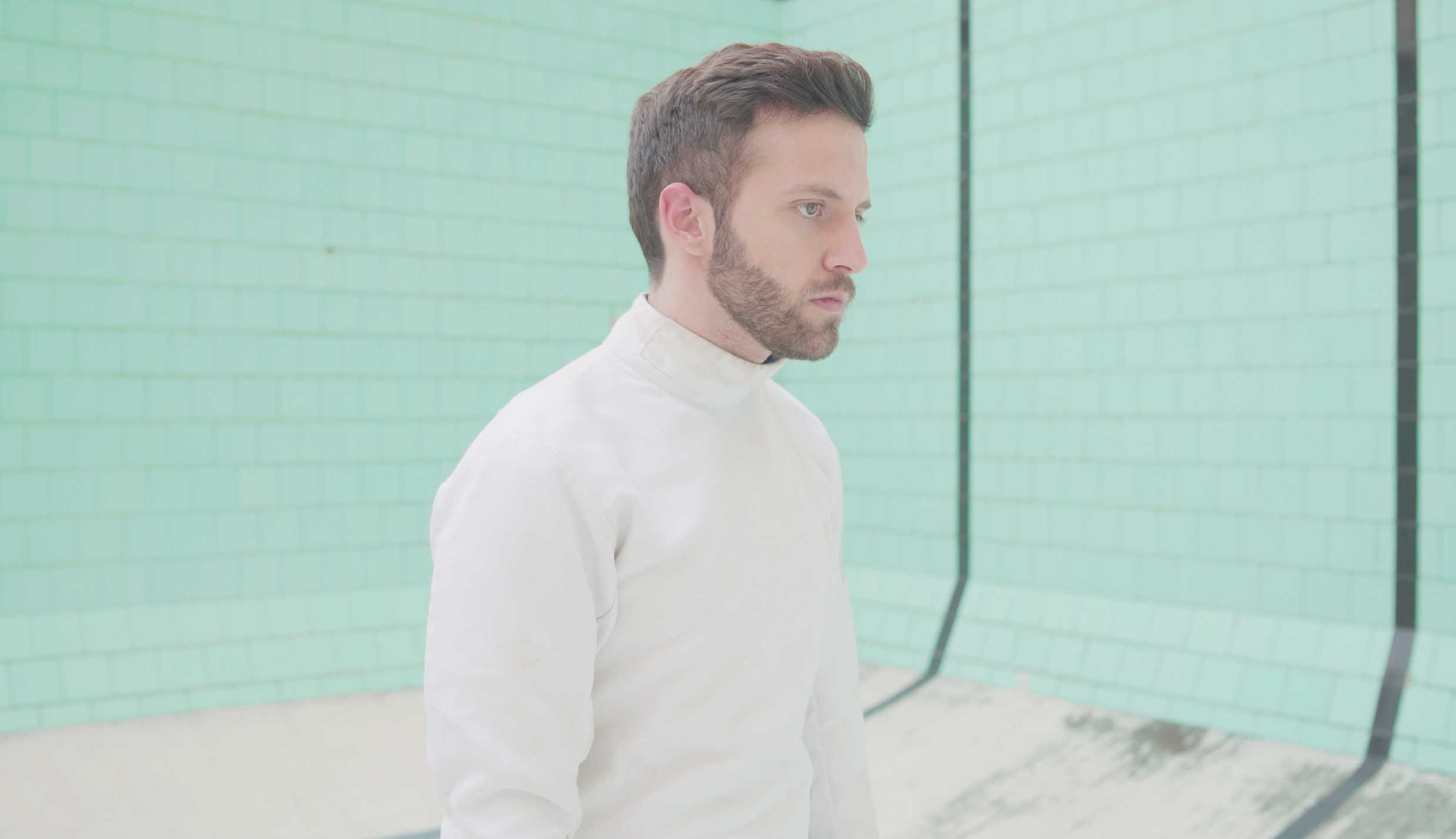 Dani Belenguer, alma máter de Bearoid, en el videoclip de su último single, Por dentro, rodado en València con equipo valenciano. Foto: D.R. - 