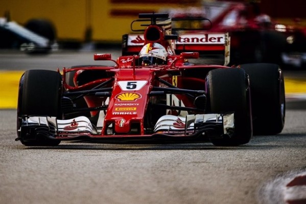 Vettel vuela en Singapur y roba la 'pole' a Verstappen

