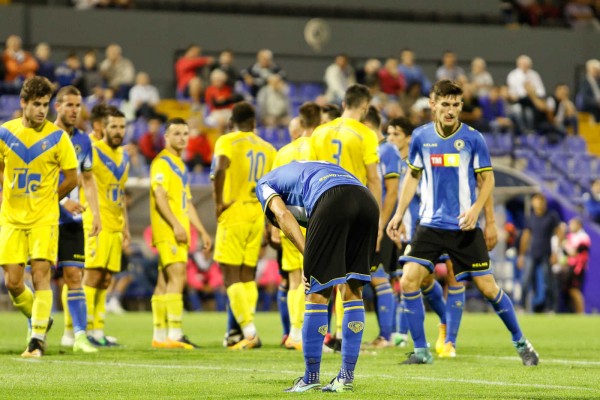 Empate y bronca de la grada
