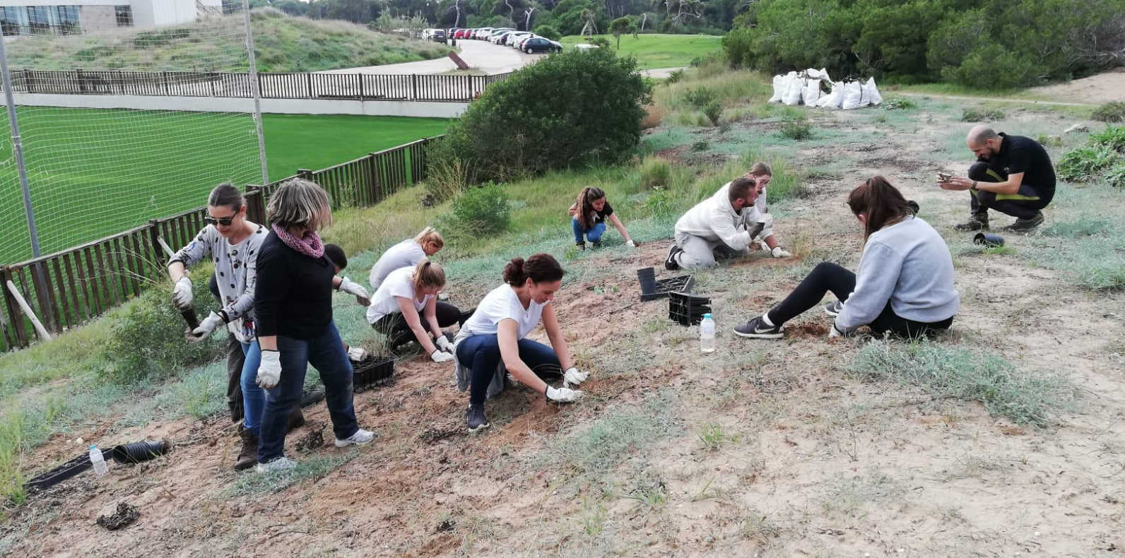 Los trabajadores de Quirónsalud Valencia colaboran en la preservación de El Saler
