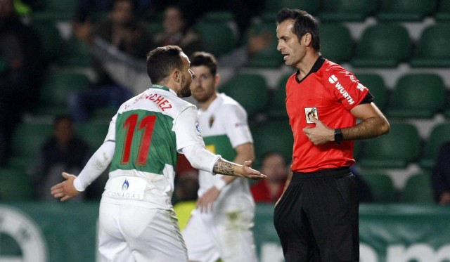 Indignación generalizada en Elche con el trato arbitral