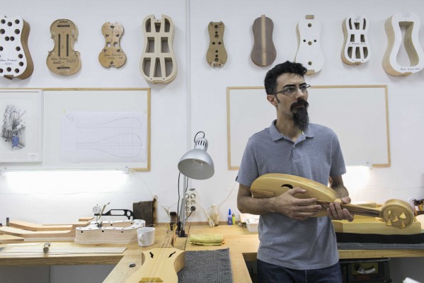 Lutieria artesanal per construir el so de l'edat mitjana
