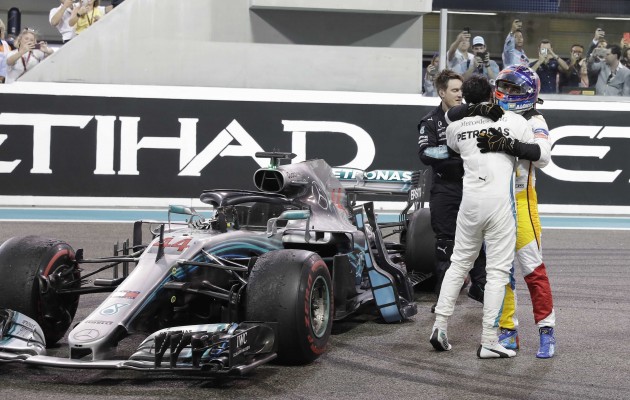 Hamilton no perdona en la despedida de Alonso

