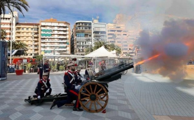 Alicante rememora los 770 años de la toma de su castillo con cañones de época

